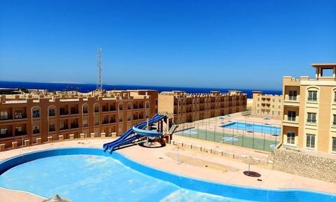 Välkommen till ditt drömhus på Bay View i Sahl Hasheesh! Kliv in i en värld av lyx och lugn med denna utsökta lägenhet med 3 sovrum på bottenvåningen som lovar ett liv med komfort och stil. Föreställ dig att vakna upp till den fascinerande utsikten ö...