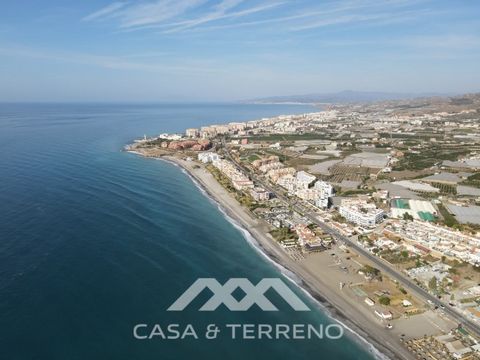Geniet van het toppunt van leven aan de kust met deze twee opmerkelijke eigendommen gelegen in El Peñoncillo, Torrox Costa. Terwijl de bouwproductie naar 35% vordert, kunt u zich de naadloze mix van hedendaagse elegantie en de allure van kustcharme v...