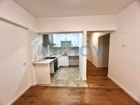 Fully refurbished flat, including all electrical and plumbing located in a basement at the ground floor level in Monte Abrão, in a residential area and with easy parking. Property distributed as follows: Living room and kitchen in Openspace Kitchen e...