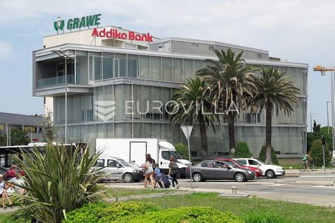 Zadar, city center, modern office building 1141.57 m2. It is located in a very busy location, close to all necessary facilities and public transport. GROUND FLOOR: several office rooms, toilets, storage, etc. 1st FLOOR: entrance area, 12 offices, mee...