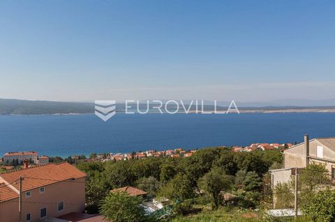 Crikvenica, a house with an incredible view of the sea, 3000m from the center and the beaches. NKP cc 150m2 per floor, while the garden is cc 500m2. It is divided into 3 floors. The first floor consists of a hallway, a large living room with a firepl...