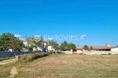 A building plot of 701 m2 is for sale in an excellent location not far from the centre of Žminj. The land is in regular shape, cleared, and flat. All infrastructure is located right next to the land (all connections) as well as the access road. Accor...