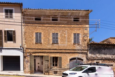 GROSSARTIGE GELEGENHEIT! Traditionelles Haus mit drei Etagen, Hinterhof und Keller im Untergeschoss, in der Carrer de la Mar in Son Servera gelegen. Das Dorf liegt im östlichen Teil von Mallorca, in der Nähe der Stadt Manacor, die Strände von Cala Mi...
