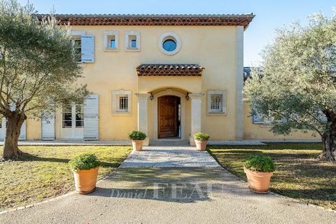 Sole Agent. This bright and peaceful 295 sqm property set in about 6000 sqm of landscaped grounds is located in the heart of Provence between the Luberon and Verdon Nature Parks, near an 18-hole golf course, and 40 km from Aix-en-Provence. Commanding...