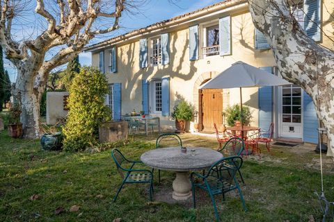 Sought-after location, 10 minutes from the city center of Aix-en-Provence and 15 minutes from the TGV station, this beautiful property offers a renovated bastide, a house, and a pool on a 1-hectare (10,000 sqm) plot. The main bastide, completely reno...