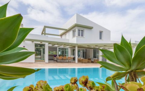 Bienvenidos a esta maravillosa casa en Ciutadella. Tiene piscina privada y capacidad para 8 personas. El exterior de esta preciosa casa, de diseño moderno, ha sido concebido para que puedas disfrutar del cálido clima mediterráneo con todas las comodi...