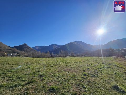 CLEAR VIEW Located in one of the sunniest villages in the Ax-Les Thermes valley, at the foot of the Beille plateau, you can carry out your construction project on this plot of approx. 1000 m². thick headed. AGENCE PYRENEES IMMOBILIER (API) - Commerci...