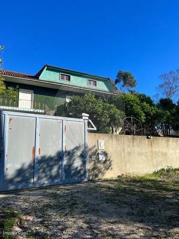 House T5 in Casal Novo, Ansião with magnificent views with a plot of land with an area of 7000m2. Property with good sun exposure. The villa of 2 floors consists of 3 living rooms, 2 kitchens one with large fireplace, 2 bathrooms, 5 bedrooms, a large...