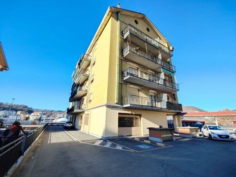 We offer for sale in a central area convenient to services and the highway, a large three-room apartment on the fourth floor served by a lift. The apartment consists of entrance hall with built-in wardrobe, two double bedrooms, a dining room, a kitch...