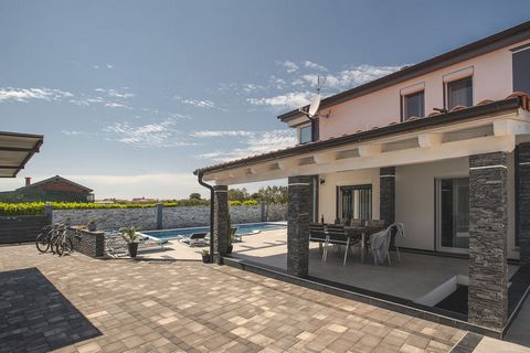 Deze moderne villa met een privézwembad ligt in het dorpje Fazana, op slechts 1 km van het strand. De villa bestaat uit 2 appartementen, ideaal voor families of vrienden die met elkaar vakantie willen vieren. In het kleine centrum van Fazana (900 m) ...