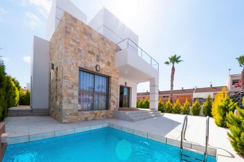 LAST 2 VILLAS AVAILABLE!! This wonderful villa located in Los Alcazares is built according to a high quality of standards and luxury finishes. It has 3 bedrooms, 3 bathrooms, open kitchen, living room, 3 terraces, solarium, garden, pool and private p...