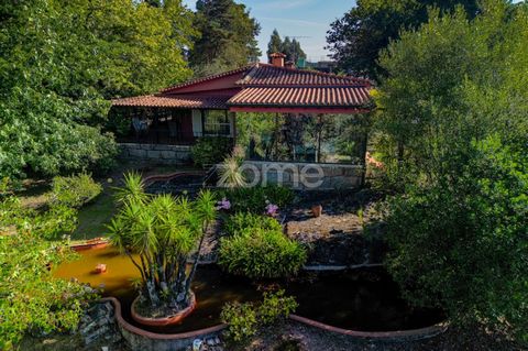 Identificação do imóvel: ZMPT563752 Discover this stunning 260m2 country house. A corner in paradise to enjoy the best that life has to offer! MAIN FEATURES: 85m2 living room with fireplace Equipped kitchen Pantry 1 master suite 3 suites 1 bedroom 1 ...