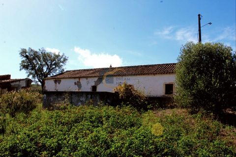 Country house, located in Entre Águas, in the parish of São Marcos da Serra, in Silves council. With around 9.4 ha of land, this house to be restored/rebuilt is located in a quiet location with good access, via asfalt road. The land, largely flat, bo...