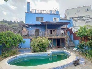 Semi-detached house in Gamonal Bajo, 5 minutes from the centre of Santa Brígida. It has great views surrounded by nature and beautiful landscapes. The property has 244 m2 built on an area of 198 m2, dedicated to single-family housing on three floors....