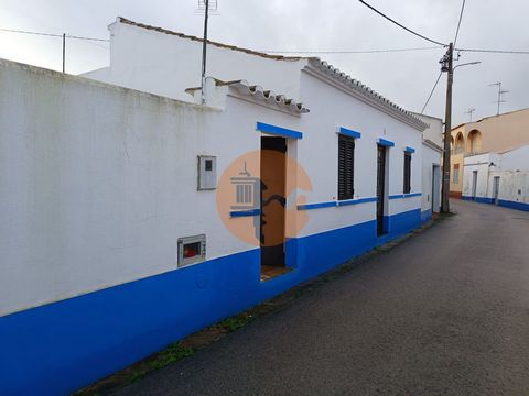 Villa met 4 slaapkamers, in Rua de Santa Bárbara, centrum van Azinhal in Castro Marim - Algarve. Een typische Algarviaanse villa in Aldeia do Azinhal - Castro Marim. Met nog een bijgebouw van 30 vierkante meter aan de overkant van de straat als een w...