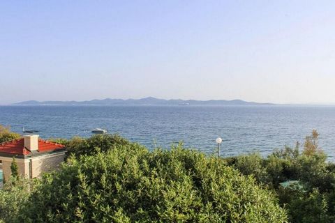 La Riviera de Zadar vous montre ici son côté le plus attrayant : à quelques pas de l'appartement, vous marchez jusqu'à la jolie plage de galets avec des plateaux de bronzage et de petites baies de galets. Dans l'air, le sel de la mer se mêle à l'odeu...