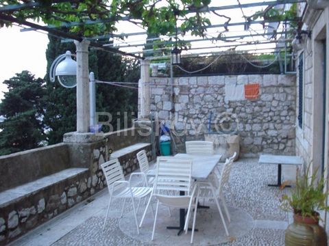 Dubrovnik, Ploče, two bedroom apartment of 90 m2 on 1/3 floor, in an old Dubrovnik villa. It consists of 2 bedrooms, living room, kitchen and bathroom. Terrace of 45 m2. Beautiful view of the old town.