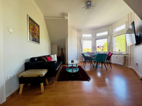 This apartment is 65 square meters, divided into three rooms. Here you can live with up to 4 people without having to restrict yourself. There are usually enough parking spaces in front of the house. A fenced parking space is also available. Laminate...