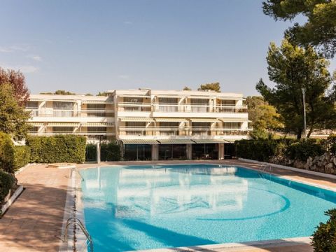 300 m from a charming stream Résidence with swimming pool Tennis and diving nearby duplex 6 pers., garden view In Saint Raphael, in the middle of a natural dense environment with a picturesque architecture. In a green setting, near the domain of Sant...