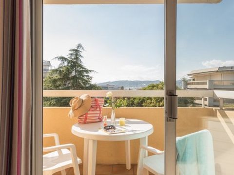 Your residence: This residence comprises 2 buildings, 100 m apart. It is situated in a calm, residential district, on the hills overlooking Juan les Pins. The town centre and the beaches (Juan les Pins and Antibes) are 500 m away. Car recommended. Ac...