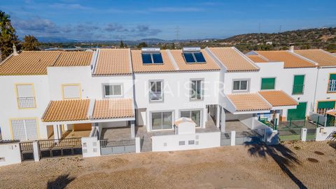 Detta moderna och nybyggda radhus i sydostläge ligger i ett semi-lantligt bostadsområde nära en centralstation, nära tillfartsvägarna A22 och IC1, inom 5 minuters bilresa till Algarve Shopping i Guia, 10 minuter till Albufeira och 15 minuter till str...