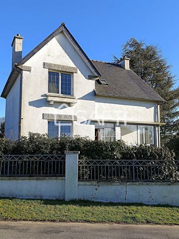 Give free rein to your desires in this family house of approximately 118m² located in the town of Duault, 7 minutes from amenities and schools and 16 minutes from the town of Carhaix. A wooded plot of approximately 1550m² with views of the countrysid...