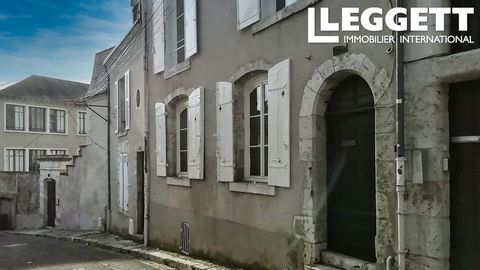 A26488BDE41 - 18th-century bourgeois house in the heart of the historic centre of BLOIS This delightful old house is full of charm and in a quiet location close to the Château de Blois. Town centre and shops in walking distance. Good potential for to...