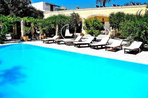 PUGLIA - SALENTO - ORTELLE In Ortelle, een stad in Salento gelegen in het directe achterland van Castro, een bekende toeristische bestemming, zijn we verheugd om een prachtig gebouw met zwembad, zes appartementen en een prachtige, fijn gerestaureerde...