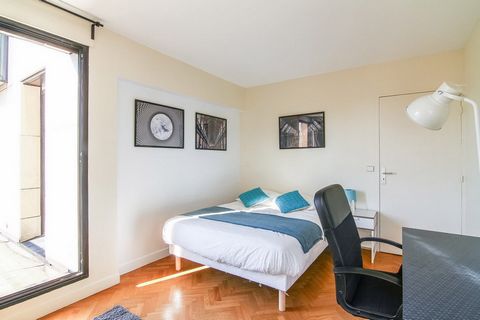 This 14m² room is fully furnished. It has a double bed (140x190) and a bedside table with lamp. There is also a work area with a desk, chair and lamp. The bedroom also has plenty of storage space: a wardrobe with hanging space and a shelf. The best f...