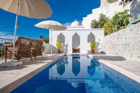 Welcome to this architectural gem located in the heart of the picturesque village of Cómpeta. This exquisite property offers an area of 211 m2 and has been meticulously refurbished and transformed with impeccable taste, offering a perfect combination...