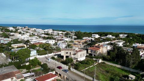 MELENDUGNO (TORRE SPECCHIA) - LECCE - SALENTO In Torre Specchia, one of the most evocative seaside resorts in the Municipality of Melendugno, we offer for sale a detached villa located just 300 meters from the sea, set in a plot of land of approx. 2,...