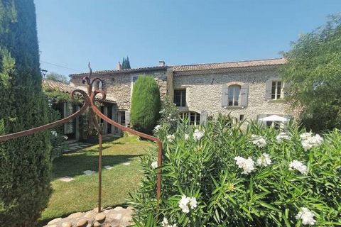In a quiet neighbourhood between Avignon and L’Ise-sur-la-Sorgue, near shops, this charming residence has been treated to renovation showing respect for its environment. Garden enclosed by old walls, swimming pool, orchard. Spacious reception rooms w...