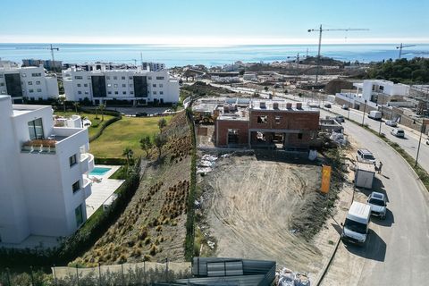 This land for sale is located in Lomas del Higuerón, Fuengirola. It is a land with an area of 536m² and buildability of 40%. It is sold with a project and building license to build a 2-storey villa plus basement, with a total of 389.16m² built. One o...