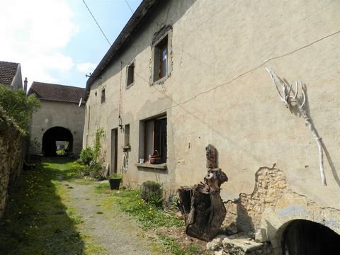 Centre Mantoche, on the Gray Dijon axis, stone house to renovate with a large area to exploit. On large plot of more than 2700m2 buildable (possibility to sell building land). Currently composed of ground floor: entrance, fitted kitchen, two rooms, b...