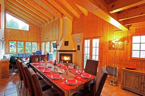 Esta es una hermosa casa de vacaciones de 5 dormitorios para 12 personas y es idea para grupos grandes. Se encuentra en medio de las montañas en la zona de esquí de Les 4 Vallées. Es un chalet de ski-out ski-in y ofrece vistas panorámicas de los Alpe...