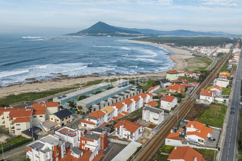 Identificação do imóvel: ZMPT564462 House 50 meters from the beach with big potential, whether for primary residence, secondary residence, or investment. This house offers a unique variety of solutions to the future owner, whether maintaining its cur...