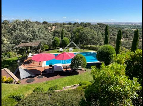 Lucas Fox La Moraleja presents this classic-style house of more than 600m2, on a 2,200m2 plot with unique and impressive views in Fuente del Fresno. This development with 24-hour security is located 20 minutes from Madrid and has very quick and comfo...