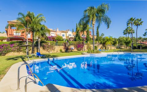 La Alzambra, Puerto Banús - Amplia, luminosa y muy bien construida; casa adosada con orientación suroeste, bien situada cerca de los servicios y playas de Puerto Banús y con acceso a una maravillosa piscina comunitaria y jardines comunitarios, así co...