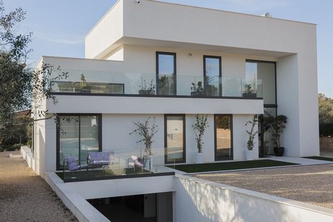 In Sa Cabaneta, between the charming village and the new residential area, enjoying the best of both environments, you'll find this modern villa with views of Palma Bay. The property was completed in 2022 and is divided into two floors plus a basemen...