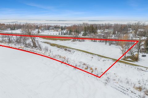 Discover your future dream home on this 1.55 acre parcel with HUNDREDS of feet of frontage along the Assiniboine River. A mere 10-minute escape from the perimeter and just 5 minutes west of Headingley, this enchanting property unfolds to reveal abund...