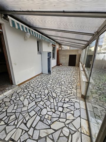 House approximately 200 m2, approximately 700 m2 garden. Nantes Saint Thérèse Longchamp. Large house to renovate close to transport (tram line 3) and shops. This house without joint ownership offers living on one level. Built on a large plot of more ...