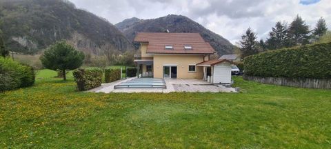 Beautiful detached house with its garden of 2095m ² Welcome to this magnificent detached house located in the town of La Tour, 74250. With its garden of 2095m², this house offers a peaceful and green setting for its future owners. The house has a lar...