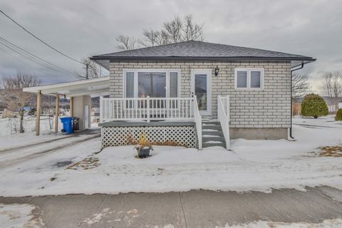 Located on 1st Avenue East, you will fall in love with this 4-bedroom property. The open plan living space is warm and well-lit thanks to the windows in the living room and the boudoir at the entrance. In the basement, you will find three bedrooms, s...