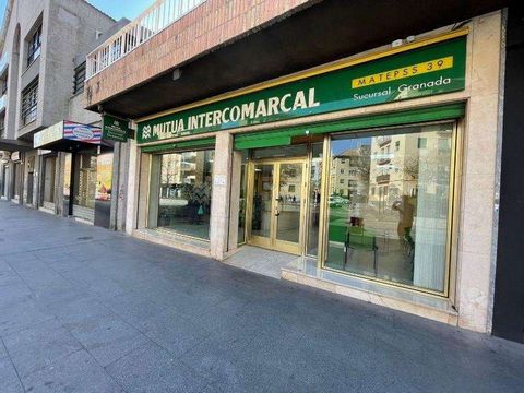 266M2 COMMERCIAL PREMISES IN CAMINO DE RONDA Don't miss the opportunity to rent this incredible commercial and/or office space in the heart of Granada! With a strategic location on the Camino de Ronda, this property is perfectly connected and has a m...