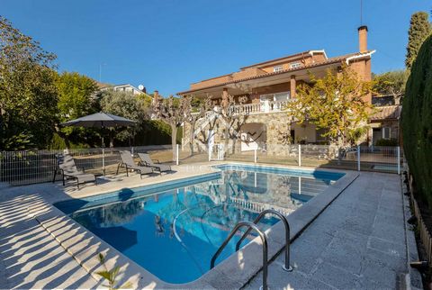 Red-brick Mediterranean house well located in Vilassar de dalt, a charming town of Maresme, in a residential area. We enter the house through a large entrance hall that leads to the living room with a fireplace and dining area and access to a sunny t...