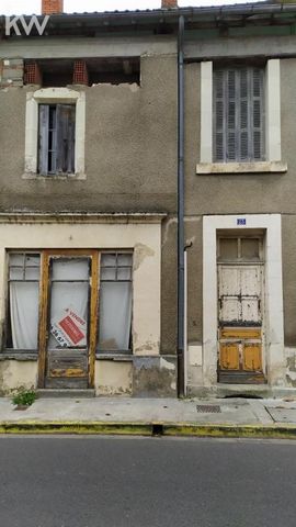Potential for this townhouse of about 84 m2 on the ground on 3 levels, to be completely renovated, 4 rooms on the ground floor, 2 rooms upstairs and 2 potential open rooms. A 3rd level is possible. Roof in good condition. At the back of the house, a ...