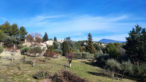 Property located in a typical Provençal Vaucluse village and in an exceptional setting, with a breathtaking view. Come and discover this magnificent property and let yourself be carried away by its charm, comfort and volumes. The main house will be a...