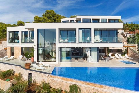 Angelus nekretnine presents you a luxurious villa located in an exceptional position with one of the most beautiful panoramic views of the Hell Islands and the town of Hvar. It is located in Hvar on the island of the same name with the largest number...