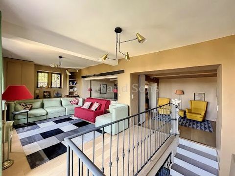 Provence. Vaucluse. In the heart of the medieval city of Vaison-la-Romaine, Magnificent town house of about 160m2 completely restored with inner courtyard, terraces and panoramic view. The house is spread over 5 levels and consists as follows: - cour...
