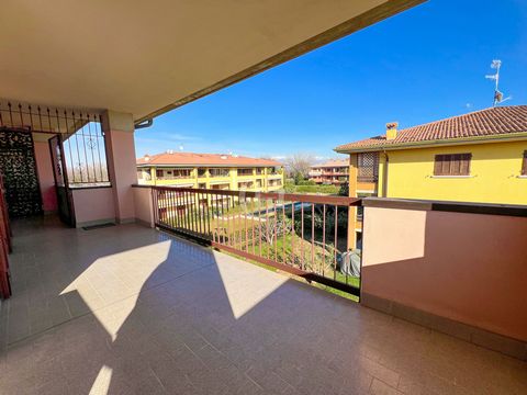 Colombare di Sirmione, in a very central area, we propose an apartment in residence with swimming pool. The context is small and the location is optimal to reach piadei all essential services such as, stores, bars and supermarkets. Placed on the seco...